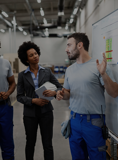trabalhadores em pe e verificando ao lado de trabalhar bombas de oleo