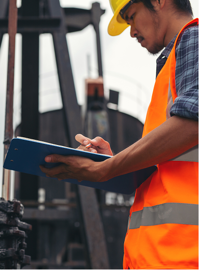 trabalhadores em pe e verificando ao lado de trabalhar bombas de oleo