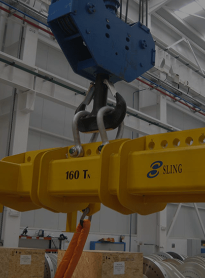 um marinheiro caminhando no conves vestindo roupas de seguranca de protecao e distribuindo os corrimaos de seguranca